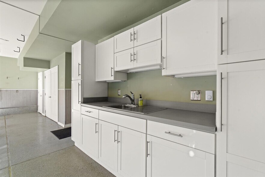 Garage wet bar and storage - 4144 Lost Canyon Drive