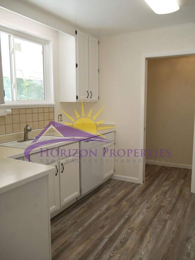 Building Photo - Remodeled 4 Bed 2 Bath 1,483 sqft in Fair Oaks