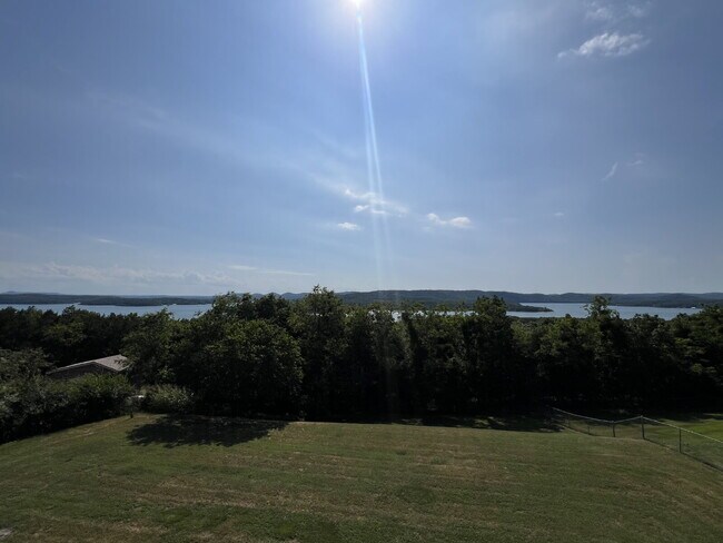 Building Photo - 2BR Prestine / Lakeview Townhouse