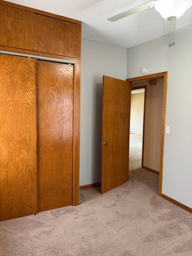 Building Photo - 3 Bed, 2 Bath Home with Garage