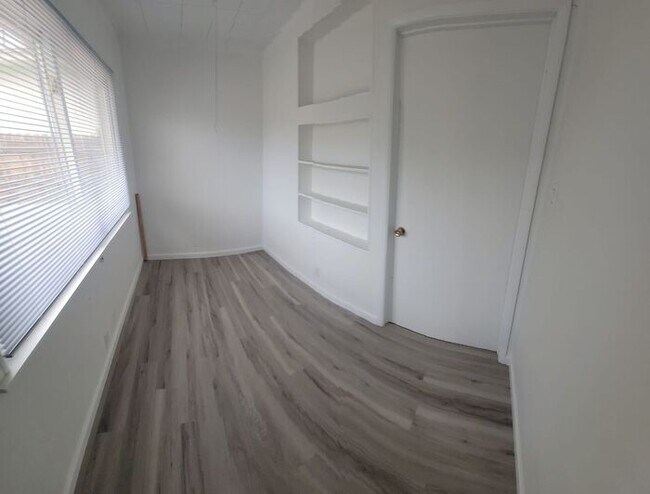Building Photo - For Rent 3 bed 3 bath Plus 4th room or Off...