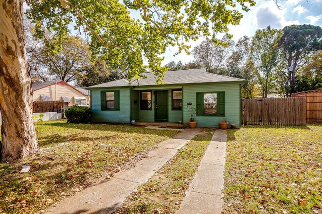 Building Photo - Charming 3-Bedroom Cottage in River Oaks