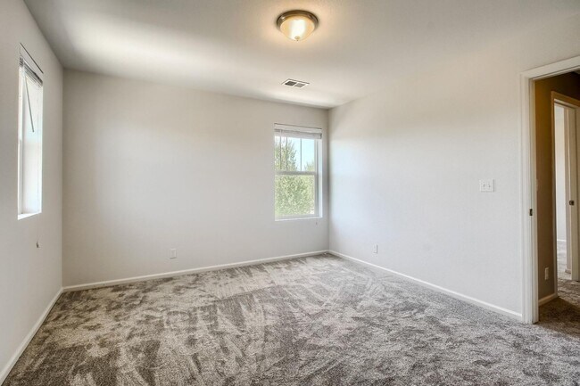 Building Photo - 3 Bed 2.5 Bath End Unit Home with FENCED Y...