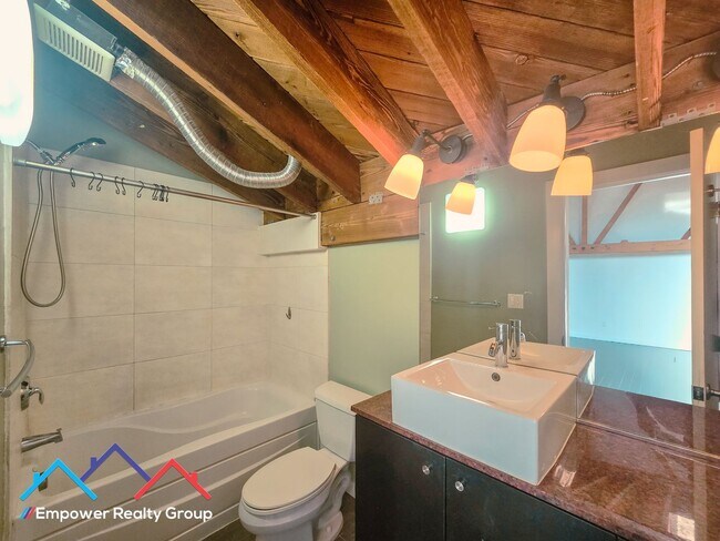 Building Photo - 1 Bed 1.5 Bath Loft in Desired Emeryville/Oakland Neighborhood