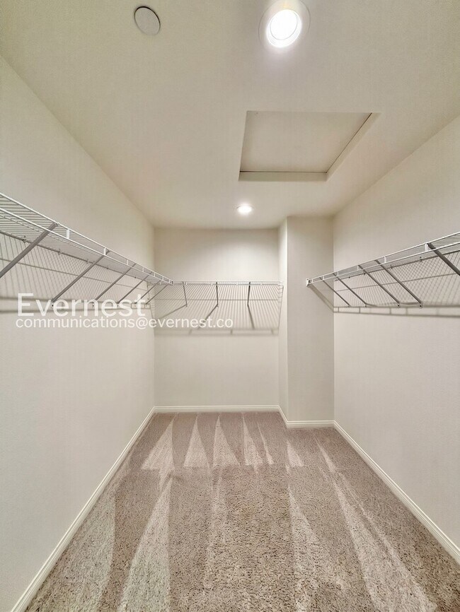 Building Photo - 4 Bed/3 Bath Home with Fenced Yard & Garage / Vouchers Accepted / Available Now!