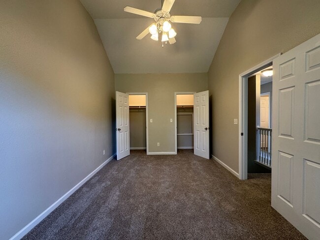 Building Photo - 3 bedroom, 2.5 bathroom duplex located clo...