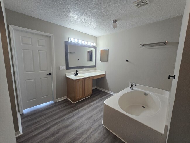 Building Photo - 405 Brooklet Cir