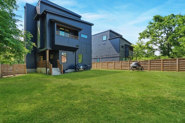 Building Photo - Luxury Nashville Retreat with Skyline & River Views | 4BR + Rooftop Entertainment Loft