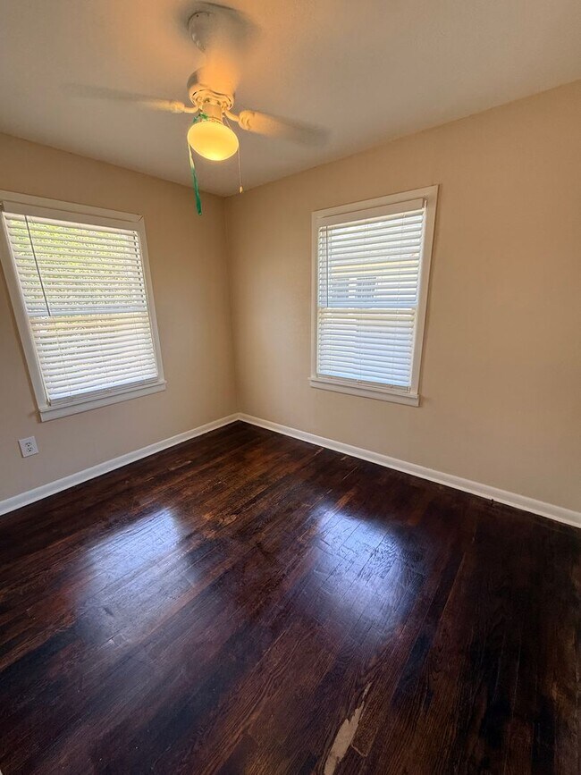 Building Photo - 2 BR/1BA | Bungalow with a bonus room  | Spacious backyard!