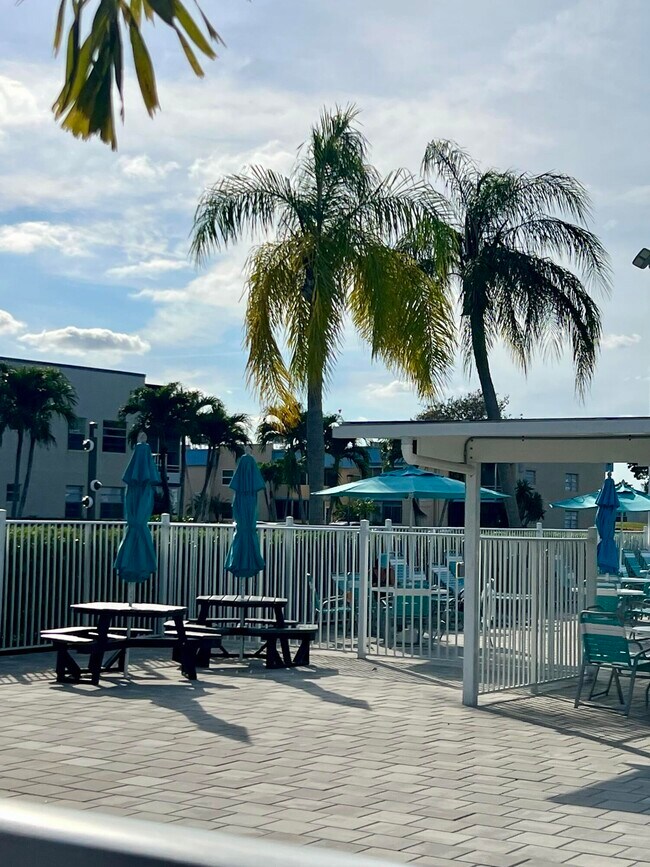 Building Photo - 150 Burgandy Way