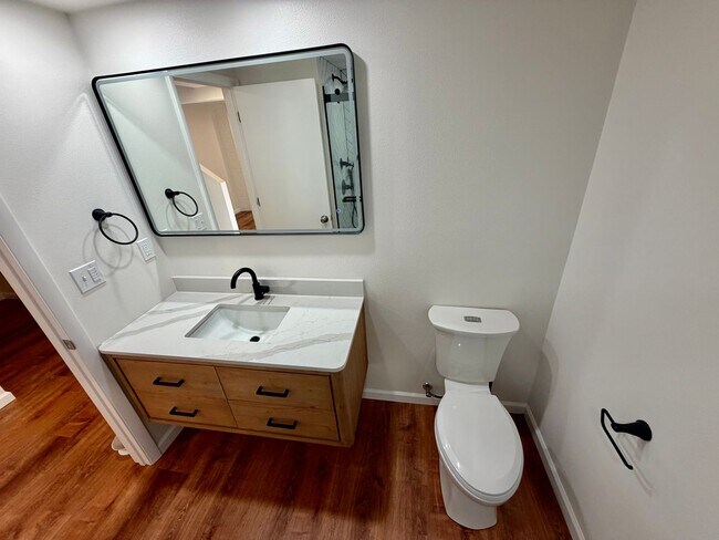 Building Photo - Spacious, Remodeled 5bd/3bath Cherry Park Home with Large Fenced Garden and Finished Basement