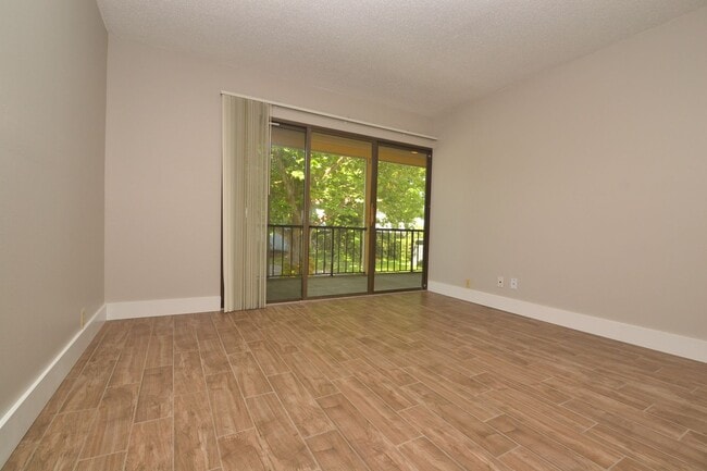 Building Photo - Nicely Updated 1/1 Condo in Winter Springs ~ Wood Plank Tile Floors and Large Screened Patio!