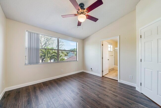 Building Photo - 1132 W Lakes Dr
