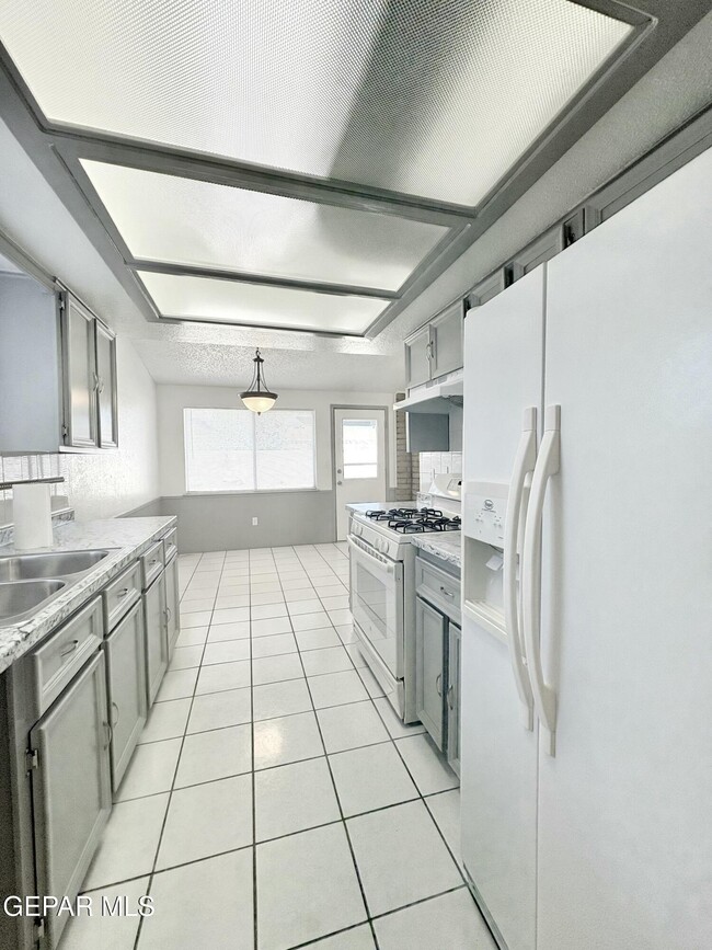 Building Photo - 3425 E Glen Dr