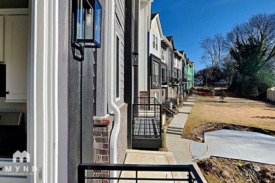 Building Photo - 586 W End Dr