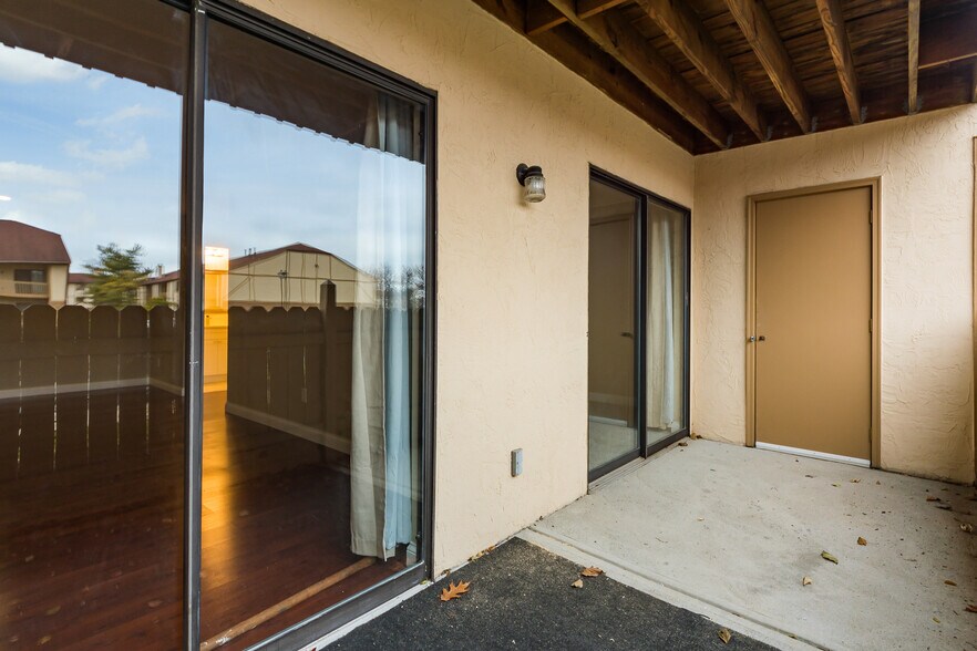 Building Photo - 2257 Hedgerow Road