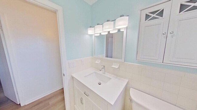 Building Photo - 2-bedroom 2-bathroom Top Corner Unit Condo