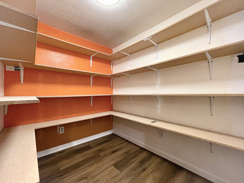 Walk-in pantry - 7450 Emory Oak Ln