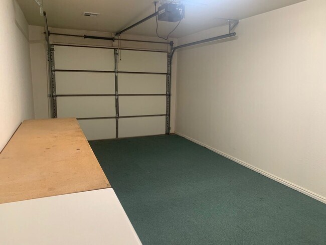 Building Photo - Downtown location. Quiet townhome!