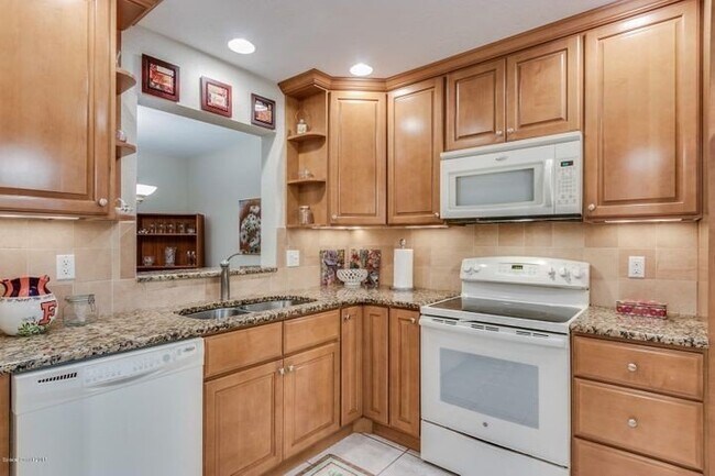 Building Photo - Beautiful Townhome Walking Distance to the...