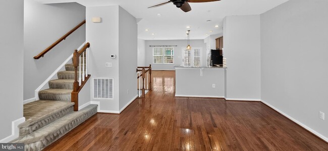 Building Photo - 5363 S Center Dr