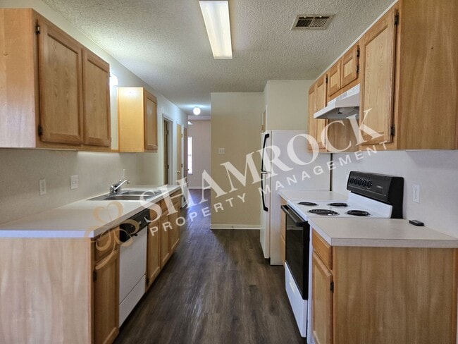 Building Photo - One-Bedroom with Garage