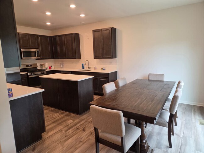 Building Photo - 2015 Pembridge Ln