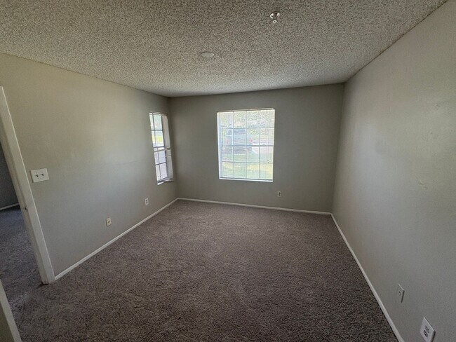 Building Photo - 1 bed 1 bath First Floor!!