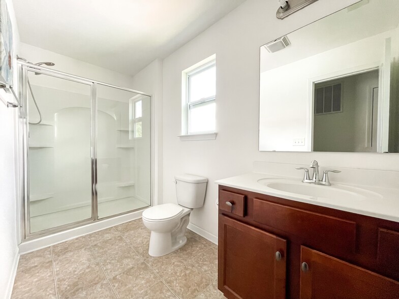 2nd full bathroom - 10205 Sam Meeks Rd