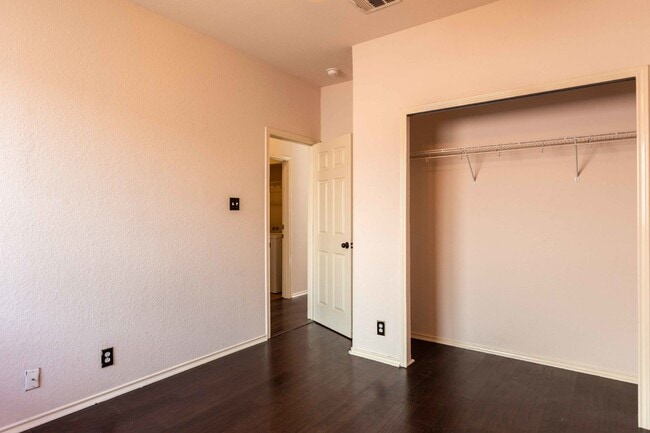 Building Photo - 509 Foxford Run Dr