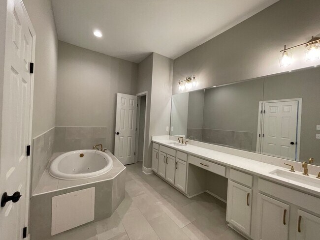 Building Photo - Modern 3BR + Office in Northwoods | Built 2022