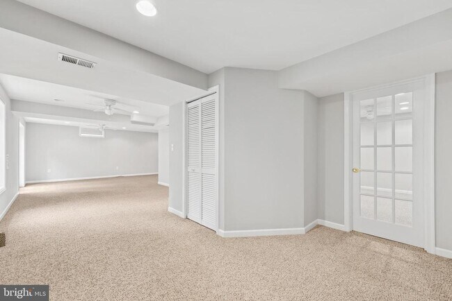 Building Photo - 18865 Crossroads Ct
