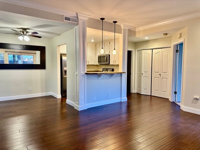 Building Photo - Great 2 Bedroom Townhome- Move in Ready! Washer/Dryer Garage