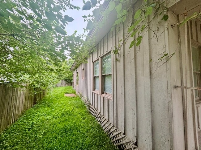 Building Photo - 6124 Goforth St