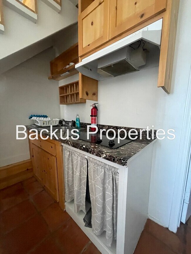 Building Photo - Wonderful partially furnished upper Seaside unit