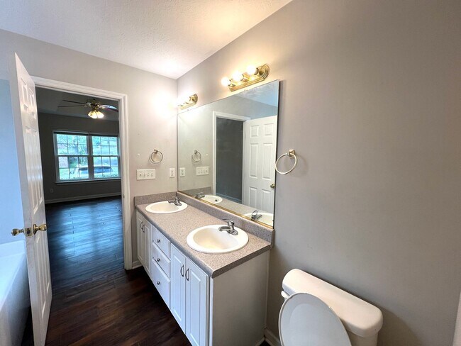 Building Photo - 3544 Mutimer Dr