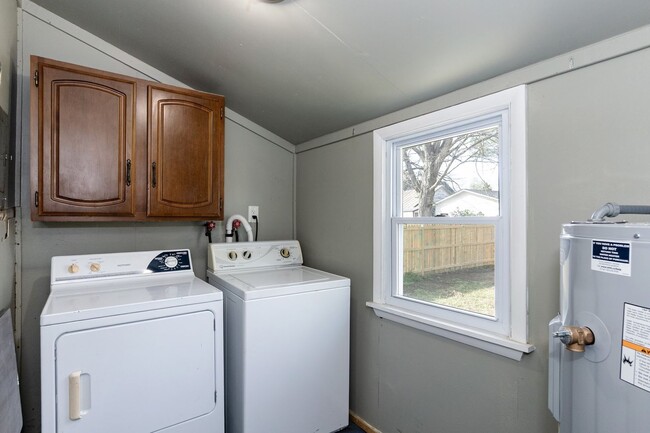 Building Photo - Three Bedroom Home!