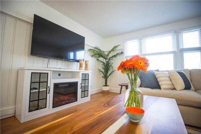 Building Photo - 19-21 Crest St