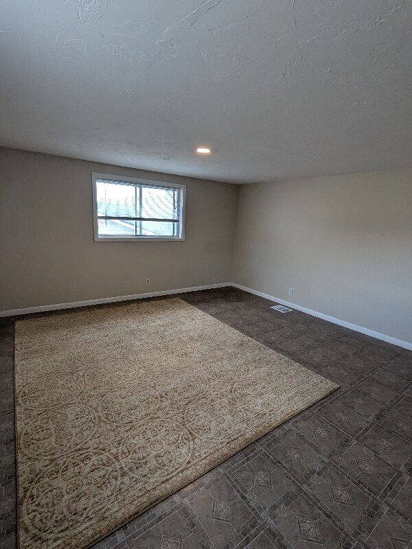 Building Photo - 106 E 1st S