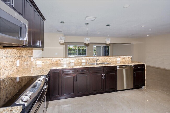 Building Photo - 16641 Royal Poinciana Dr