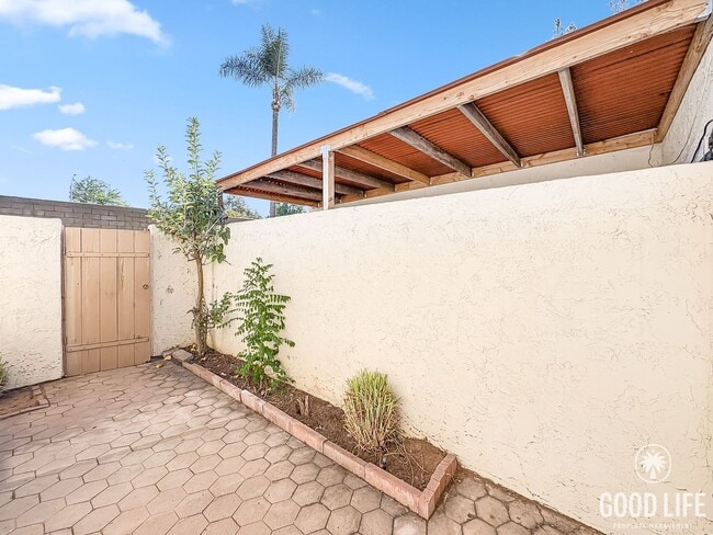 Building Photo - Great 2B/2BA Townhome in Escondido w/ AC, ...