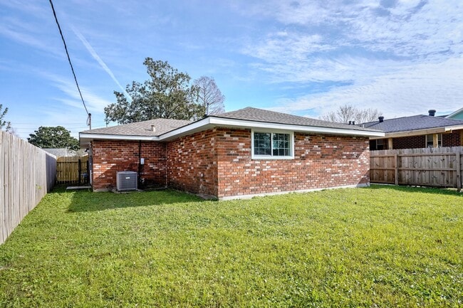 Building Photo - 3417 W Louisiana State Dr