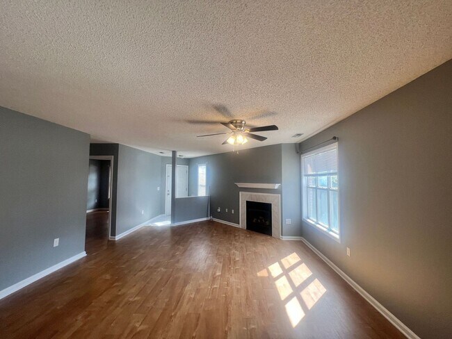 Building Photo - RENT SPECAIL*** $1400 For APRIL & MAY RENT.Breezewood Condo, 2 Brd/2bath Screen Porch! LVP wood f...