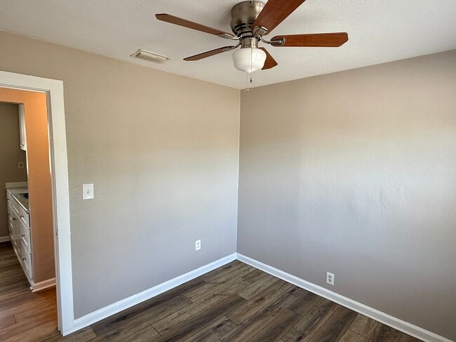Building Photo - Beautiful 3/1 in Clearwater Available Now!