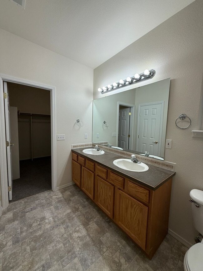 Building Photo - 3 bed, 2 bath Single Level Home