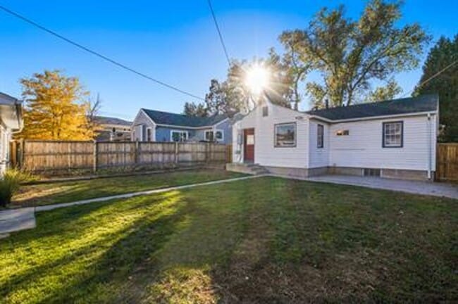 Building Photo - Stylish 4-Bed Home with Finished Basement!