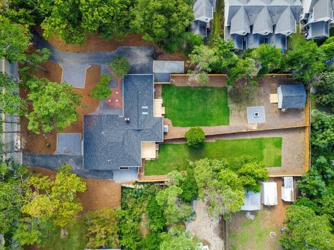 Building Photo - 852 N May St