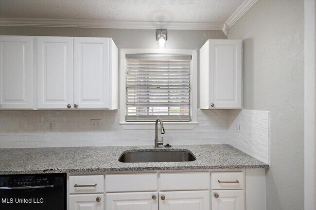 Building Photo - 36 Pebble Hill Dr