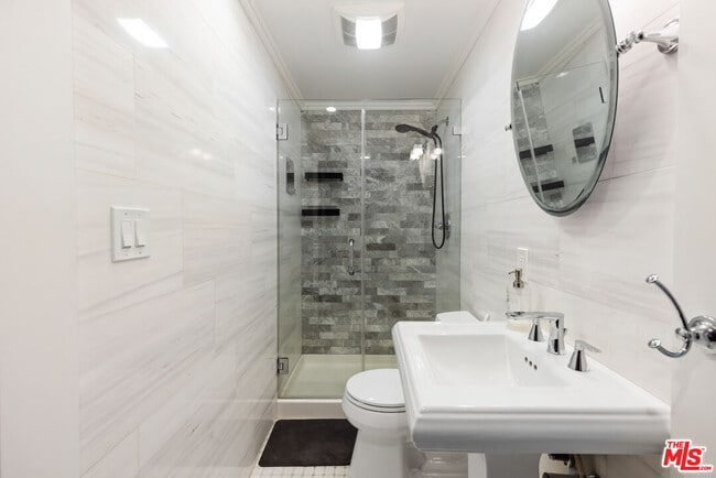 Building Photo - 6708 Hillpark Dr