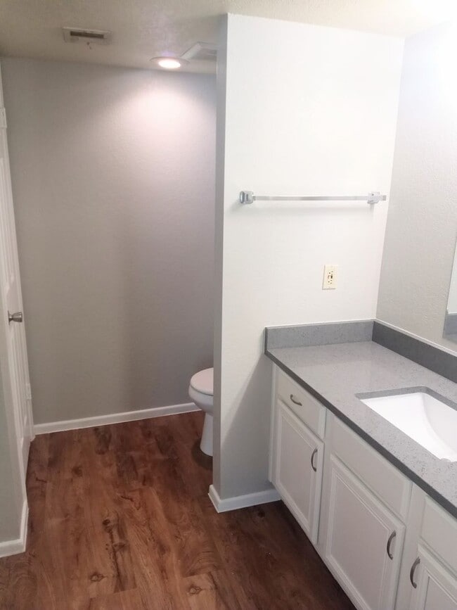 Building Photo - Spacious Two Bedroom Two Bathroom Condo